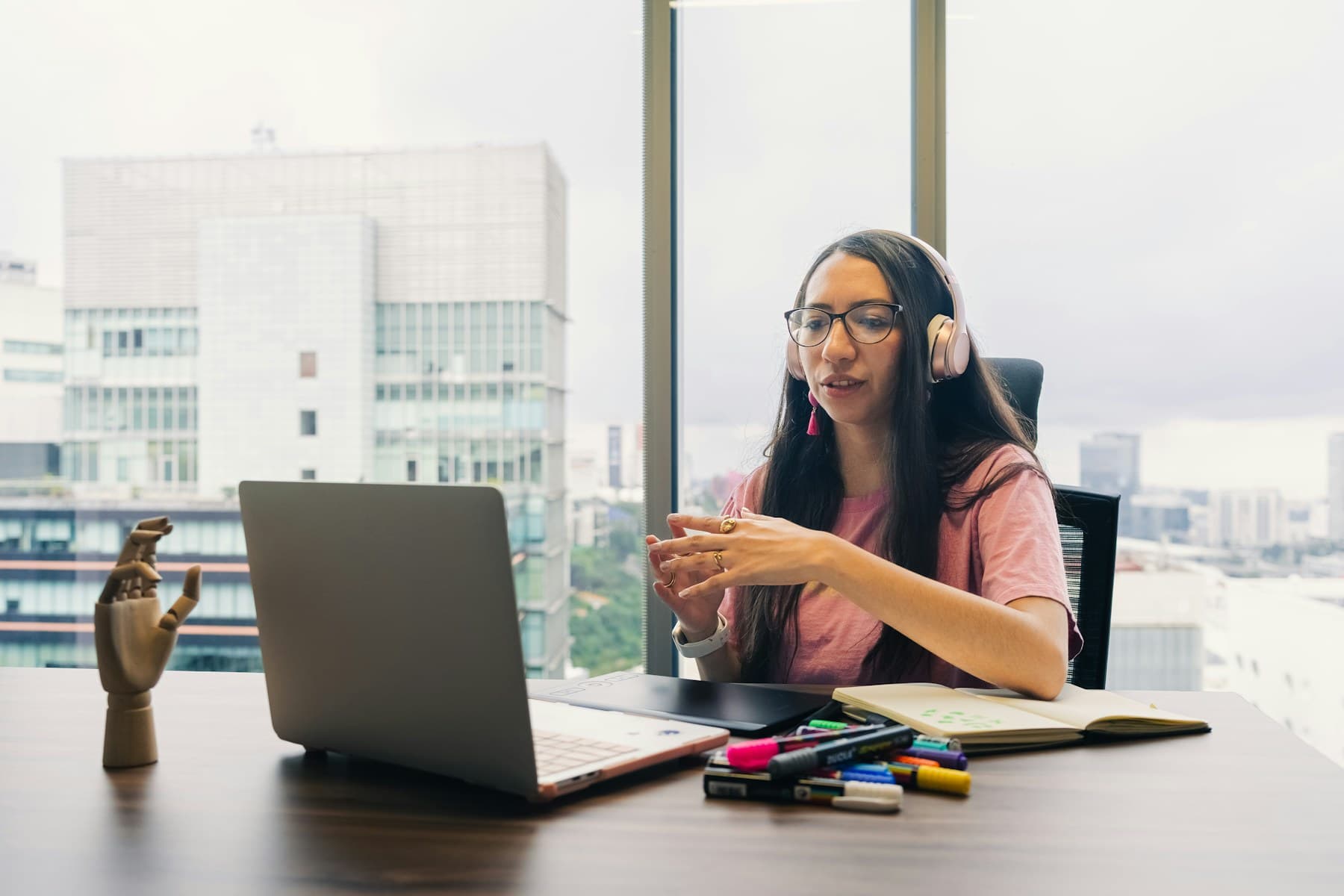 An advisor speaking with a student during an online guidance call